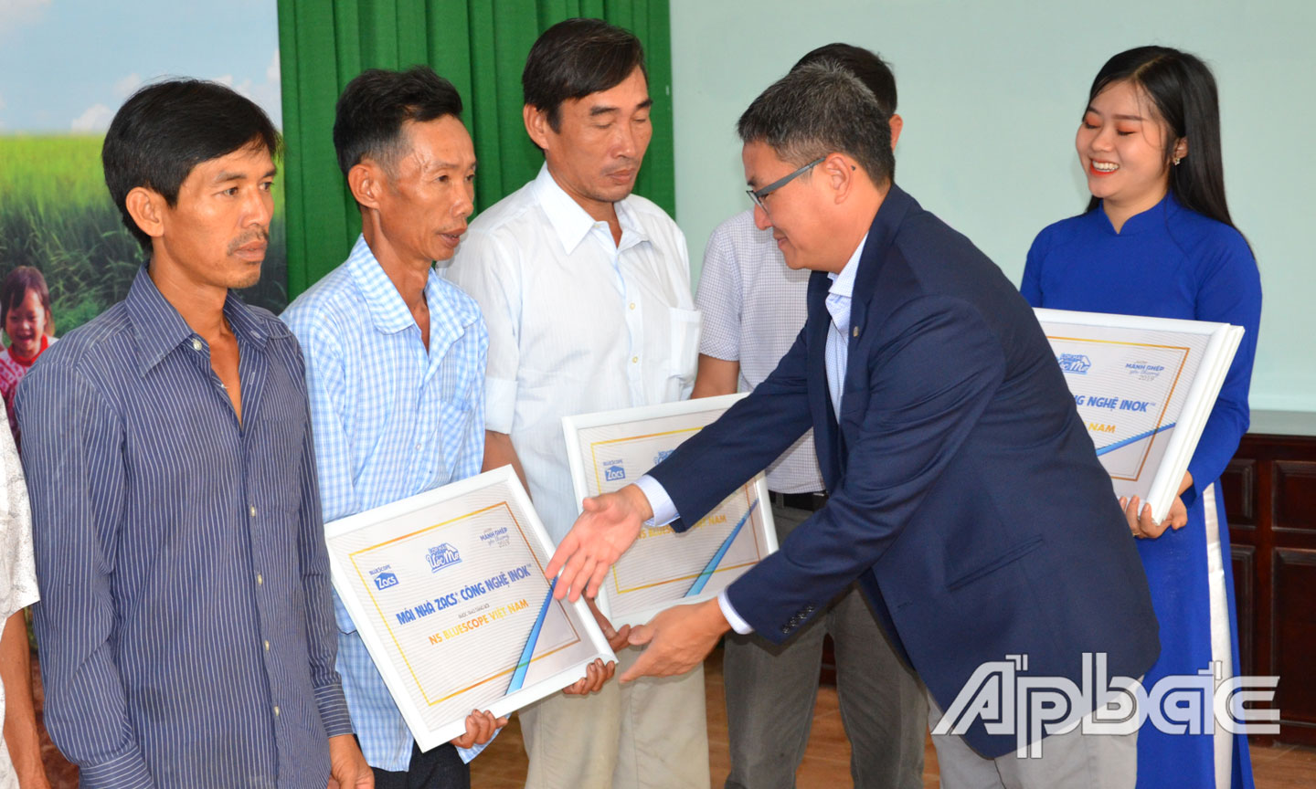 Công ty NS BlueScope Việt Nam trao tặng những mái nhà thép cho các hộ gia đình lao động nghèo tại xã Mỹ Tân, huyện Cái Bè.