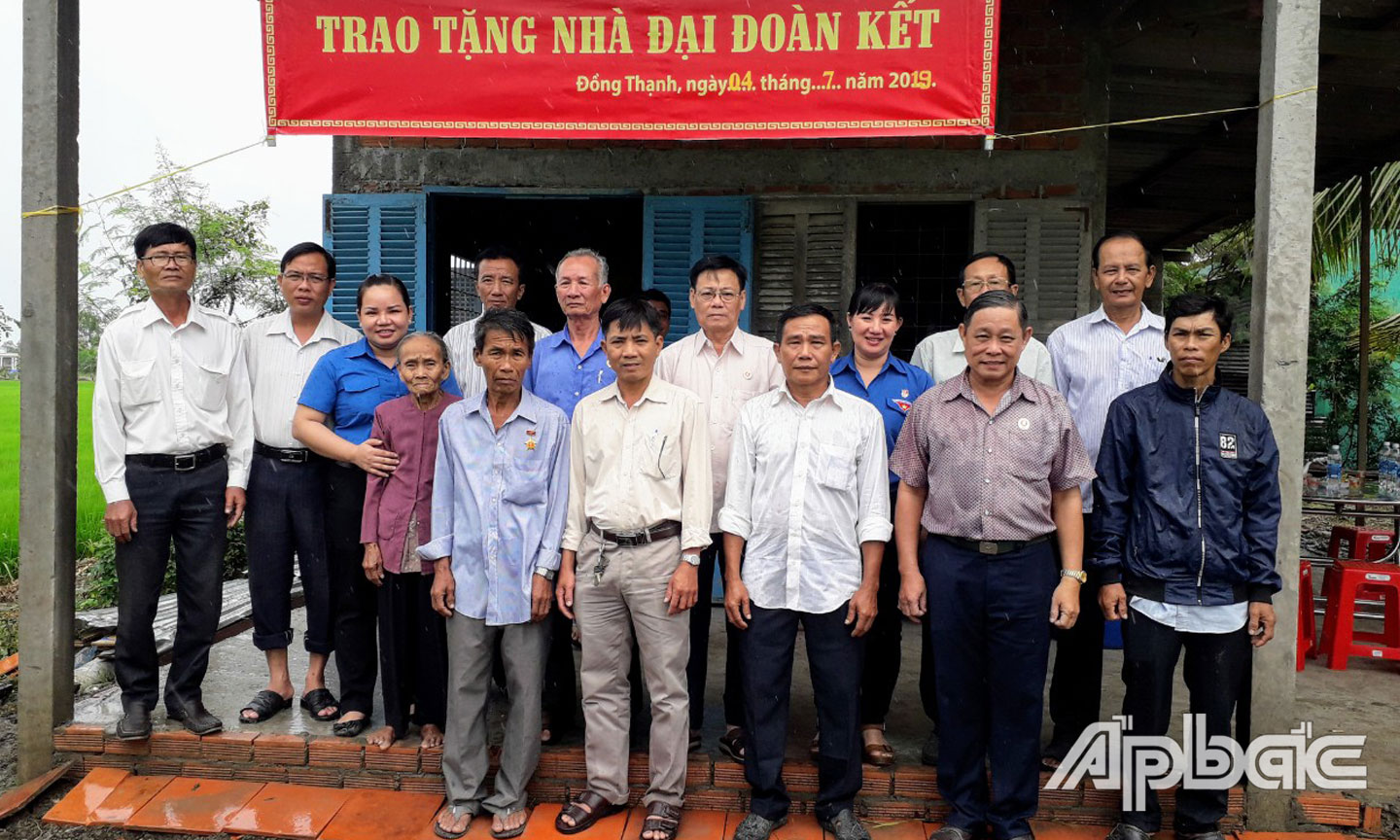 Công ty TNHH MTV XSKT Tiền Giang hỗ trợ xây nhà đại đoàn kết ở xã Đồng Thạnh (huyện Gò Công Tây).