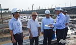 Đồng chí Lê Văn Hưởng kiểm tra các công trình xây dựng cơ bản