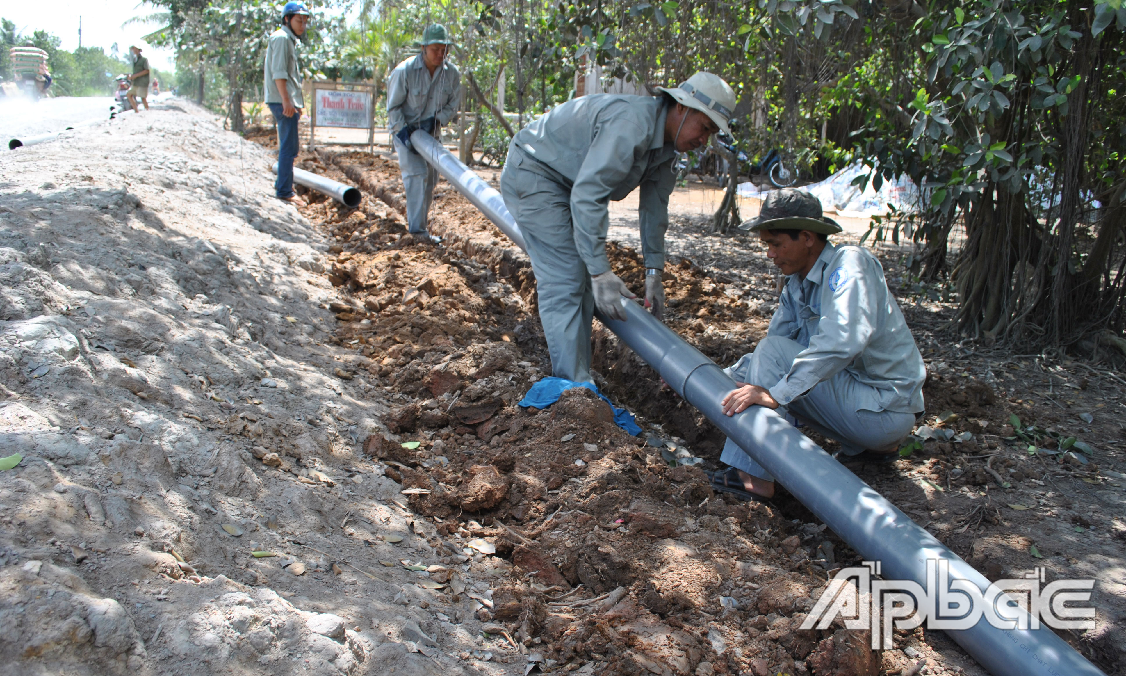 Kéo đường ống dẫn nước sinh hoạt phục vụ nhân dân tại xã Tân Thới.