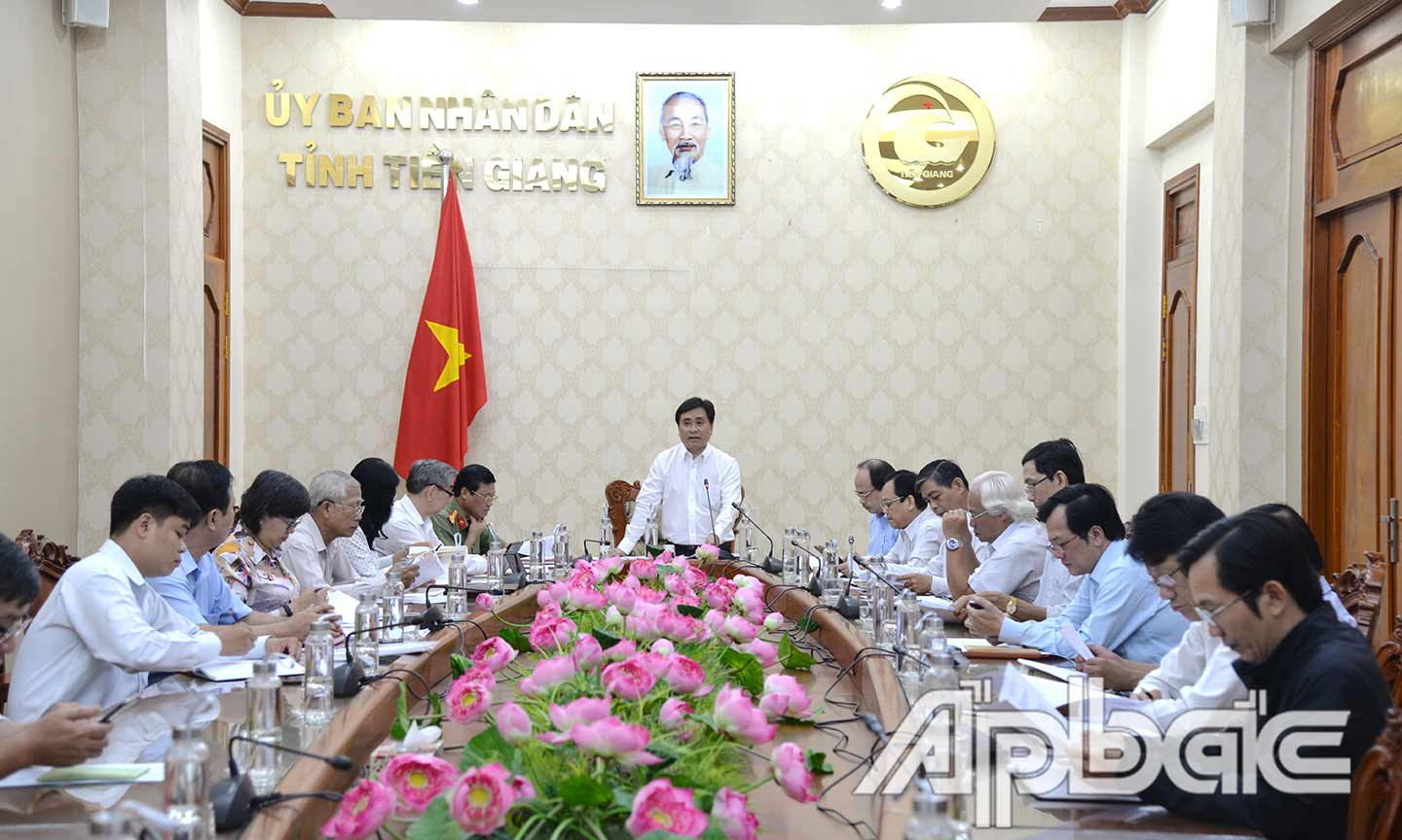 Đồng chí Trần Văn Dũng chủ trì cuộc họp với lãnh đạo các sở, ngành tỉnh nhằm triển khai nhiệm vụ phòng, chống dịch bệnh do nCoV gây ra vào sáng 30-1. 