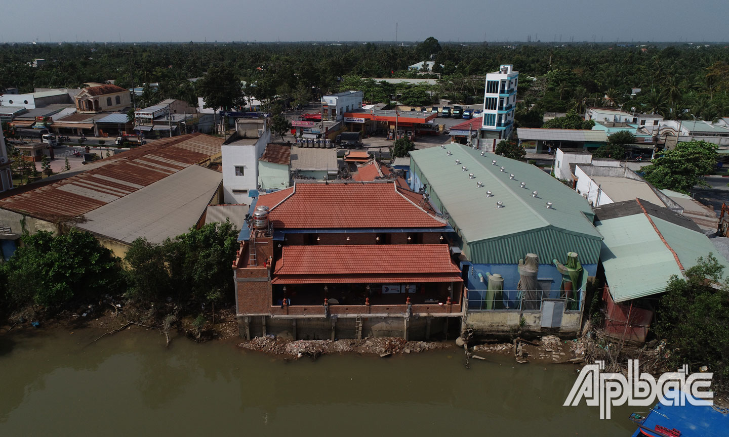 Nhà hàng Tịnh Nghiêm Trai xây dựng trên hành lang bảo vệ sông Bảo Định.