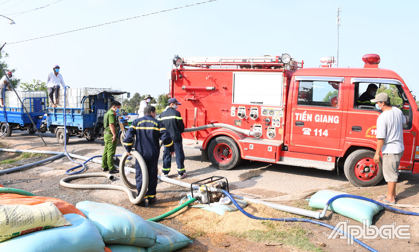 Lực lượng Cảnh sát phòng, cháy chữa cháy và Cứu nạn, cứu hộ - Công an tỉnh hỗ trợ người dân bơm nước tưới tiêu.