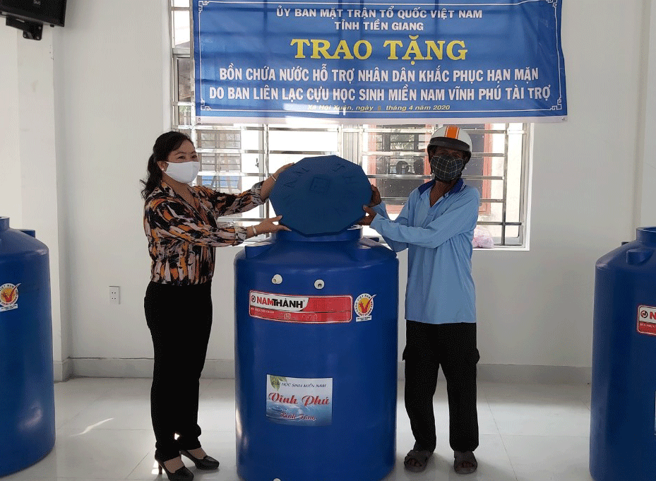 Trao tặng bồn chứa nước cho người dân các xã của huyện Cai Lậy.