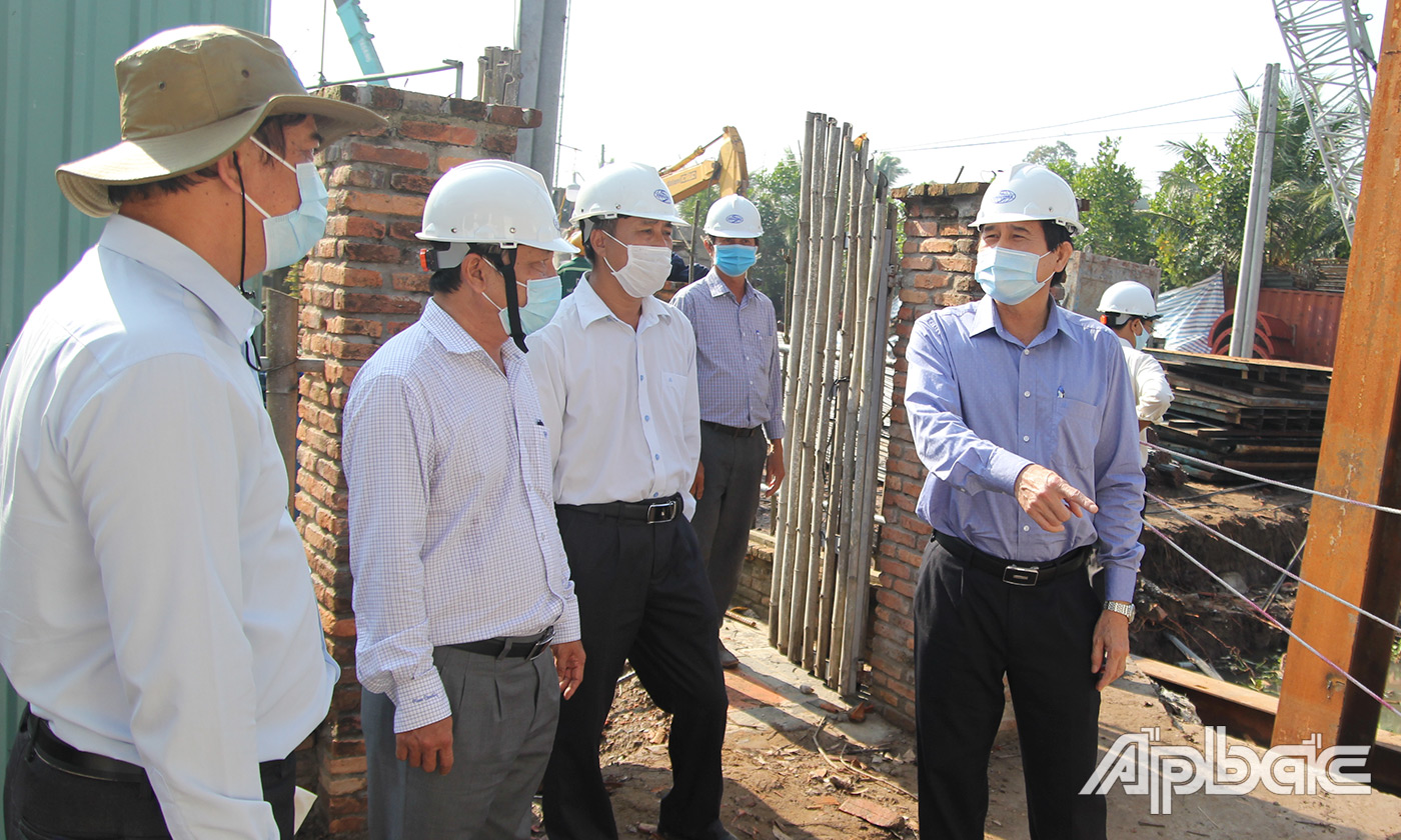 Đồng chí Lê Văn Hưởng (bìa phải) kiểm tra tiến độ xây dựng cầu Trà Lọt (huyện Cái Bè).