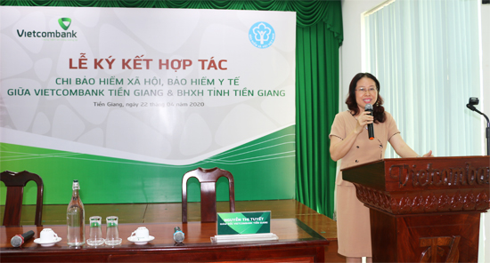 Bà Nguyễn Thị Tuyết, Giám đốc Vietcombank Tiền Giang  phát biểu tại buổi lễ.