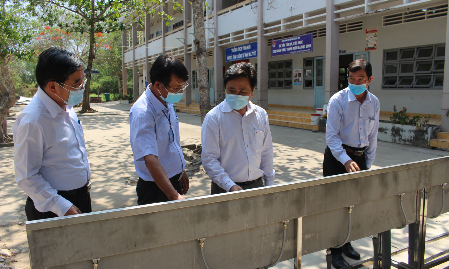 Lãnh đạo tỉnh kiểm tra nước rửa tay cho học sinh tại Trường THCS Nguyễn Thị Bảy. 