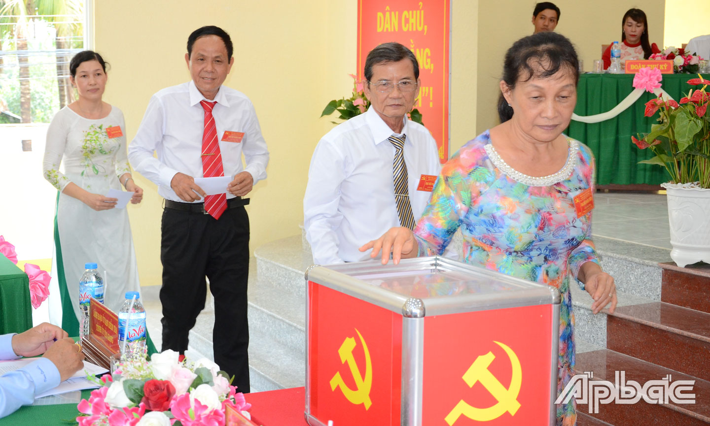 Đảng viên bỏ phiếu bầu Ban Chấp hành Đảng bộ xã Song Bình nhiệm kỳ 2020 - 2025.