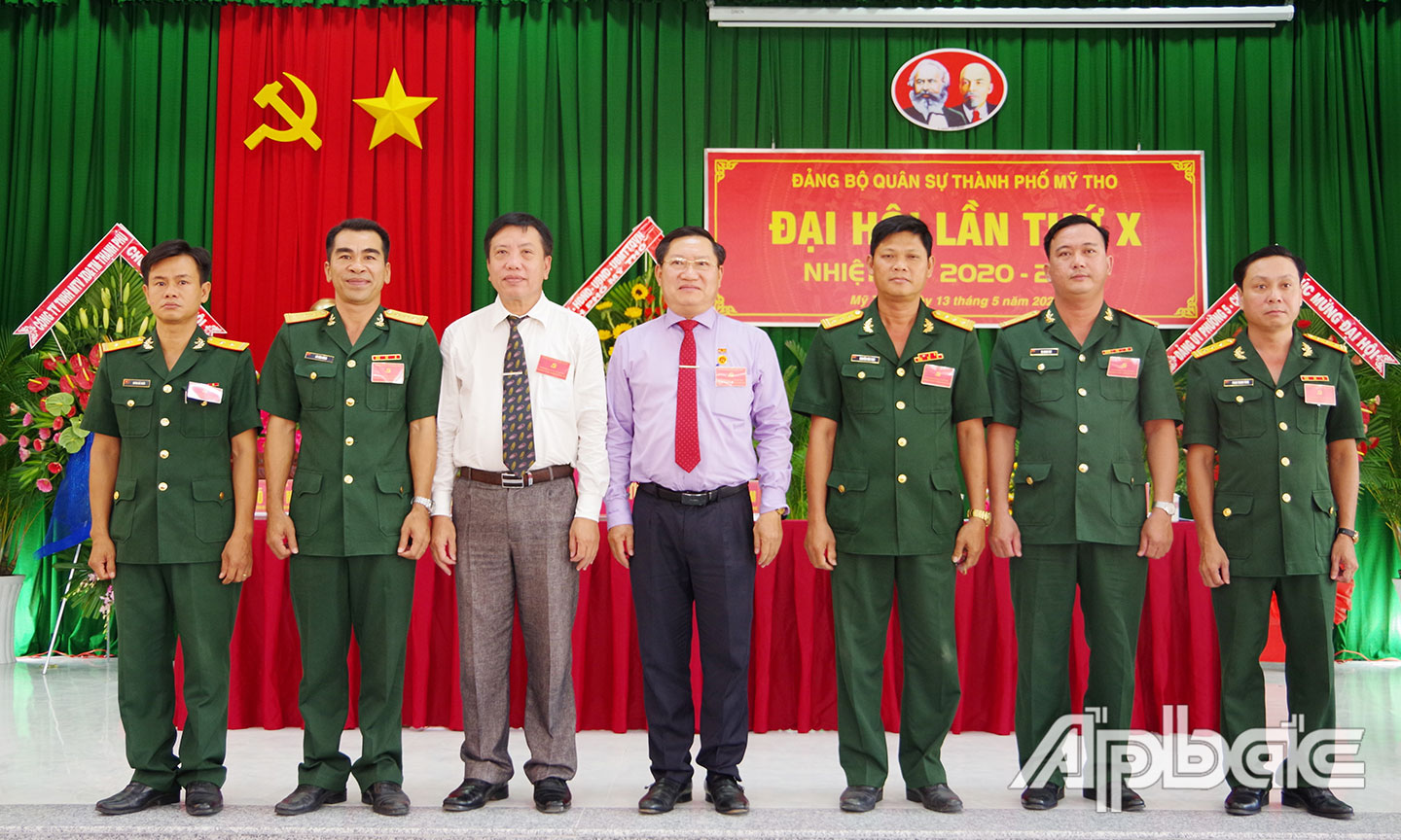 Đồng chí Đặng Thanh Liêm và đồng chí Nguyễn Thành Công chụp ảnh lưu niệm với Ban Chấp hành Đảng bộ Quân sự TP. Mỹ Tho nhiệm kỳ mới tại Đại hội. 
