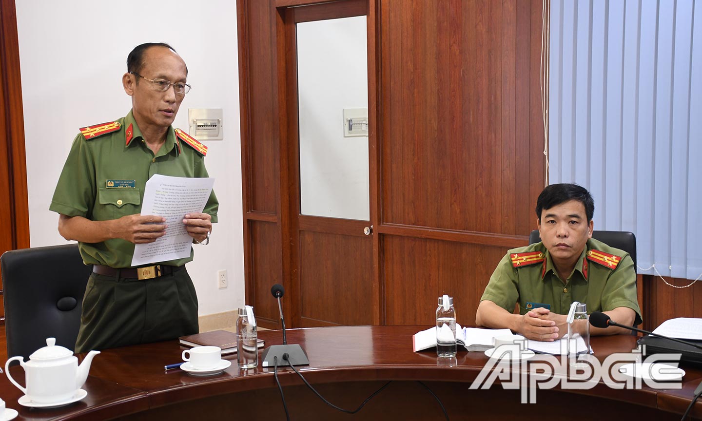Đại tá Nguyễn Văn Nhựt, Ủy viên Ban Thường vụ Tỉnh ủy, Bí thư Đảng ủy Công an tỉnh phát biểu quán triệt.