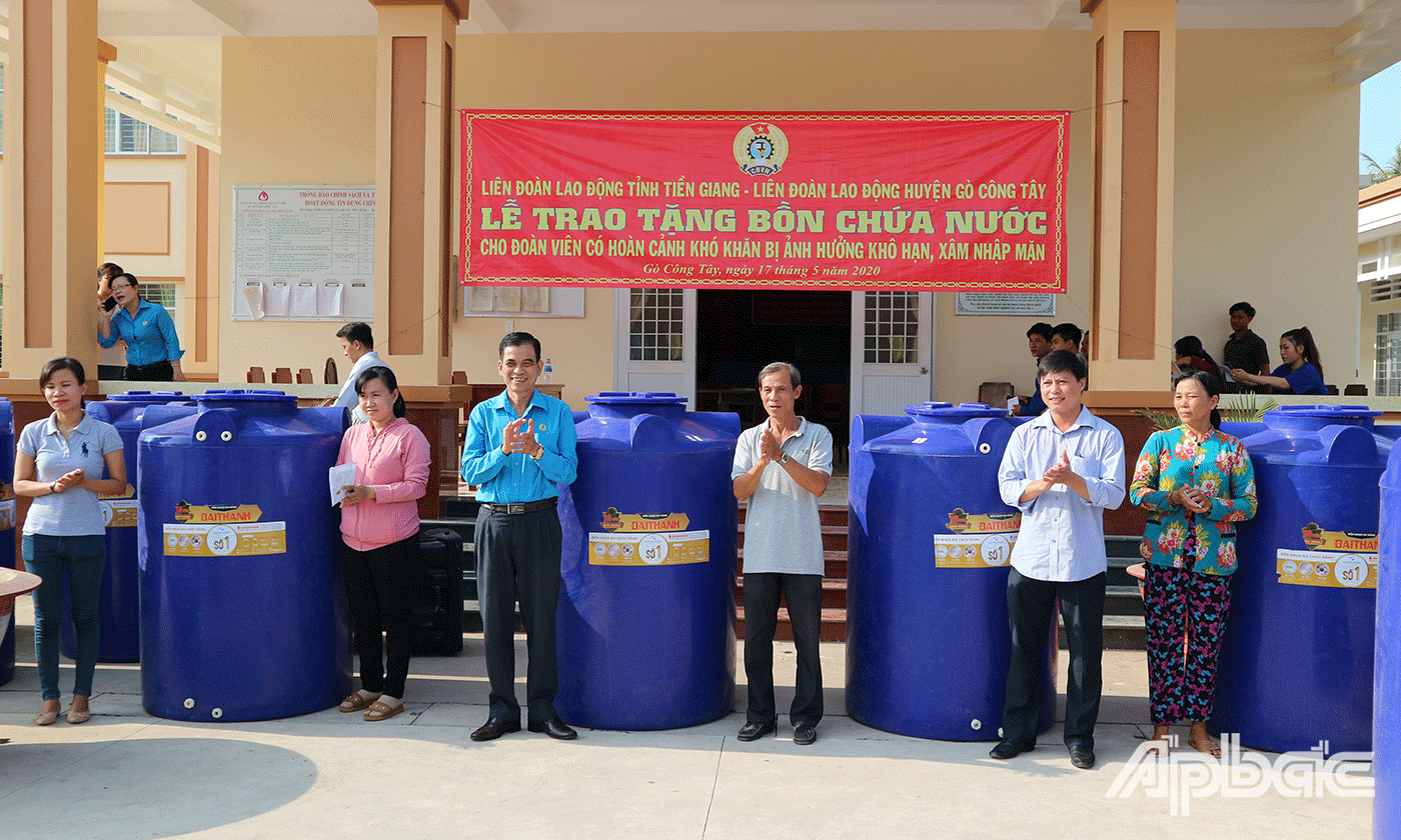 Chủ tịch LĐLĐ tỉnh Trương Văn Hiền trao bảng tượng trưng Mái ấm Công đoàn cho công đoàn viên Nguyễn Thị Bướt
