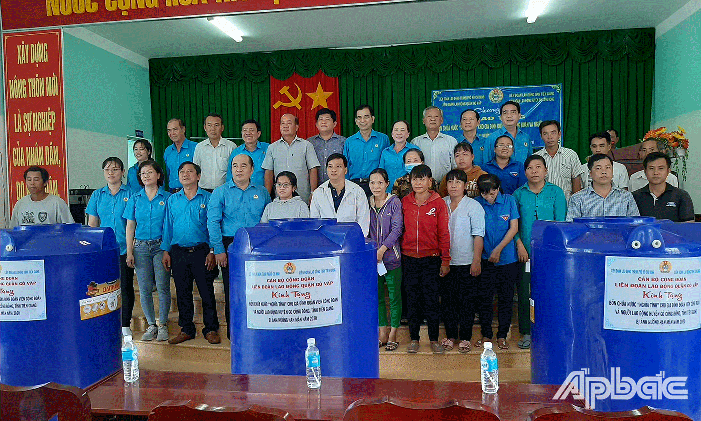Công đoàn viên thuộc LĐLĐ huyện Gò Công Đông nhận bồn chứa nước từ LĐLĐ quận Gò Vấp, TP. HCM hỗ trợ