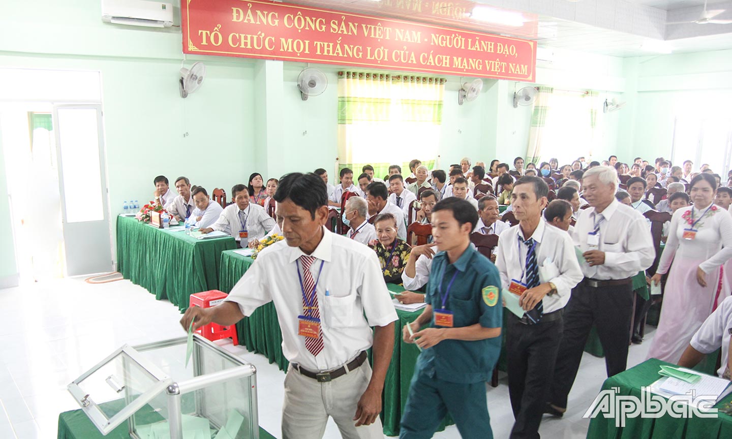 Đại biểu dự Đại hội Đảng bộ xã Phú Quý tiến hành bỏ phiếu bầu tại đại hội.