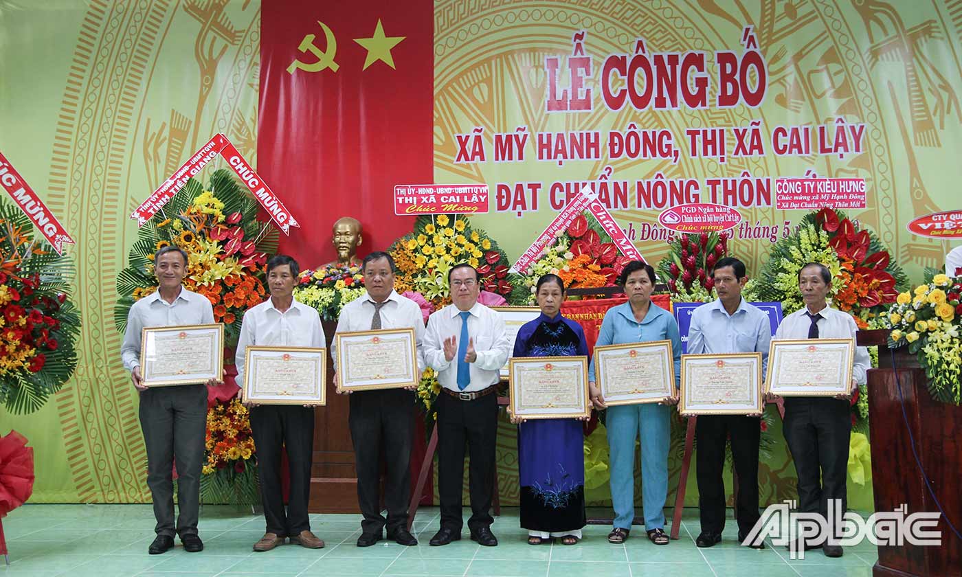 Đồng chí Phạm Anh Tuấn trao tặng Bằng khen UBND tỉnh cho các tập thể, cá nhân có nhiều đóng góp trong xây dựng xã Mỹ Hạnh Đông đạt chuẩn NTM.