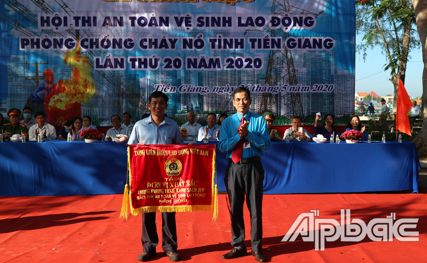 Ban Chấp hành Tổng LĐLĐ Việt Nam đã tặng 1 cờ thi đua cho tập thể “Đã có thành tích xuất sắc trong phong trào “Xanh-Sạch-Đẹp, bảo đảm an toàn vệ sinh lao động” năm 2019