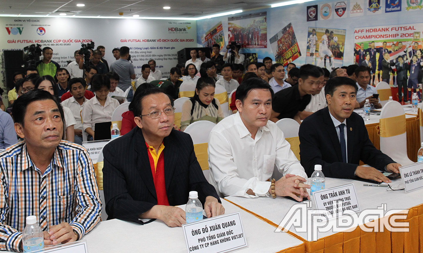 Các đại biểu về dự họp báo của Giải.