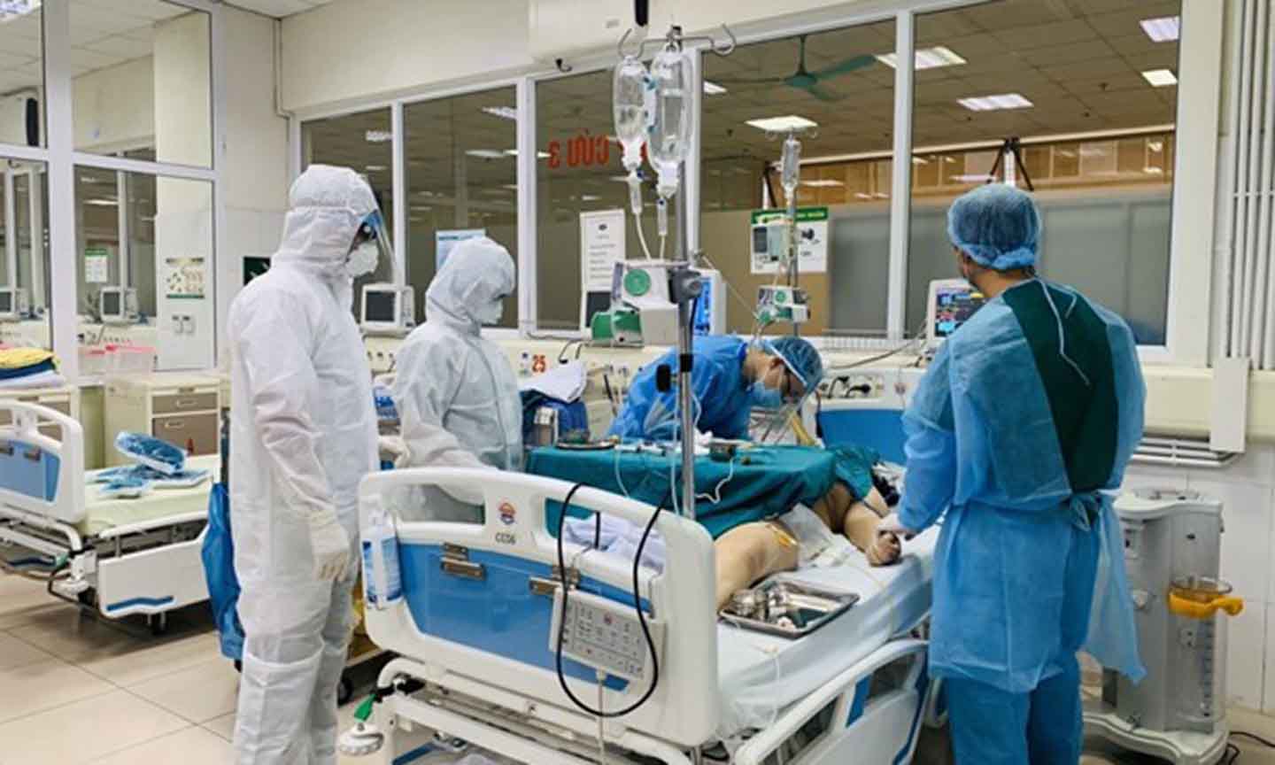 Các bác sỹ chữa bệnh cho bệnh nhân mắc COVID-19 tại Bệnh viện Bệnh Nhiệt đới Trung ương. (Ảnh: PV/Vietnam+)