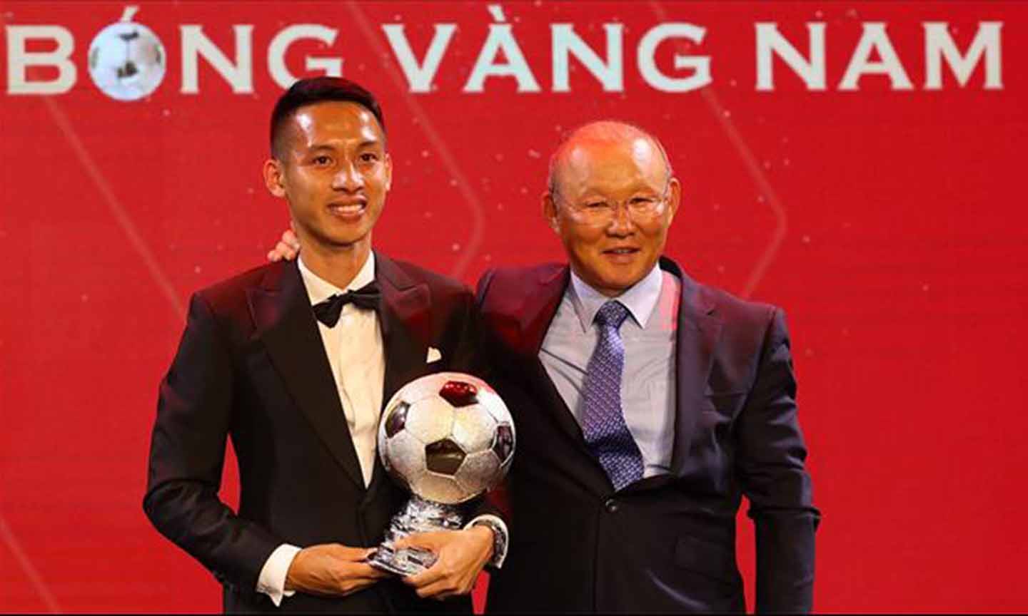 Hùng Dũng nhận danh hiệu Quả bóng vàng Việt Nam 2019.