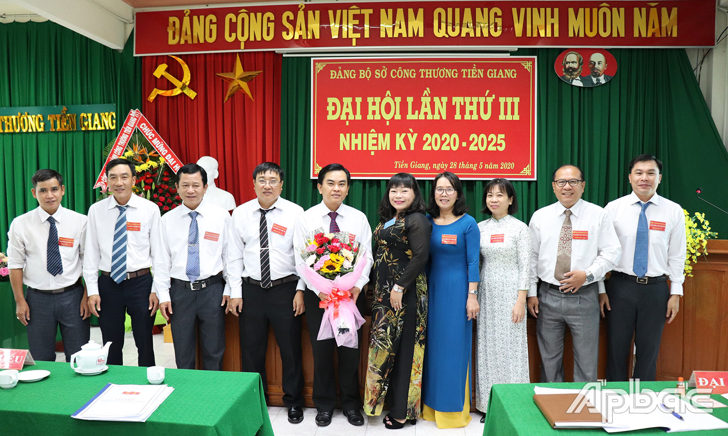 Đồng chí Thái Ngọc Bảo Trâm tặng hoa chúc mừng Ban Chấp hành Đảng bộ Sở Công thương nhiệm kỳ mới.