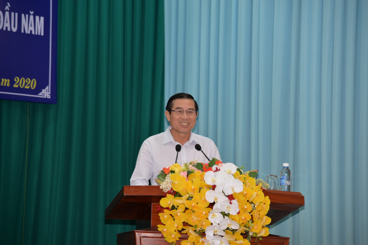 đồng chí Lê Văn Hưởng, Phó Bí thư Tỉnh ủy, Chủ tịch UBND tỉnh báo cáo tình hình phát triển kinh tế - xã hội tỉnh trong 6 tháng đầu năm 2020