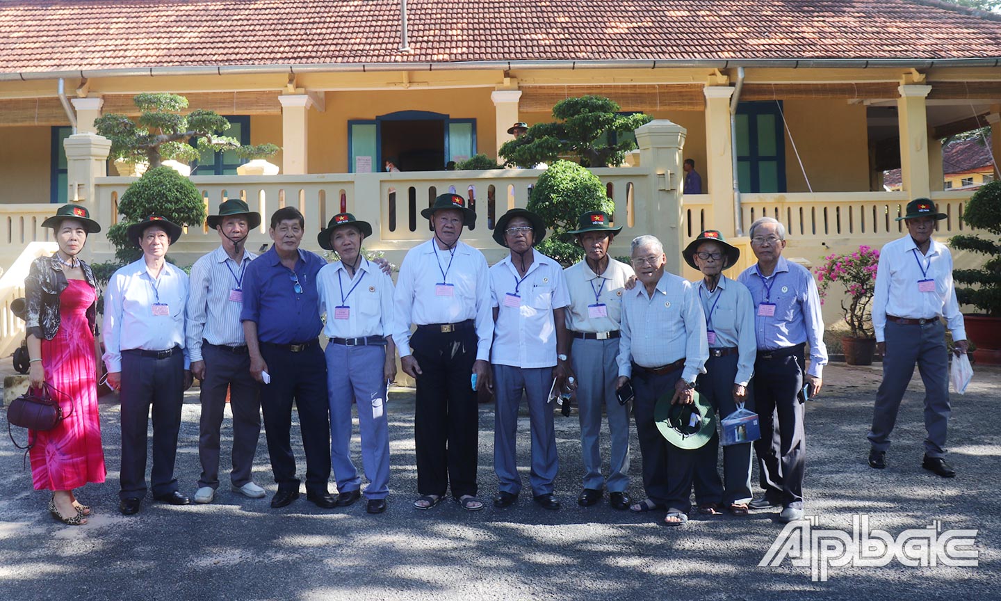 Đoàn cán bộ cựu chiến binh  Tiền Giang trước ngôi nhà Chúa đảo ở Côn Đảo.