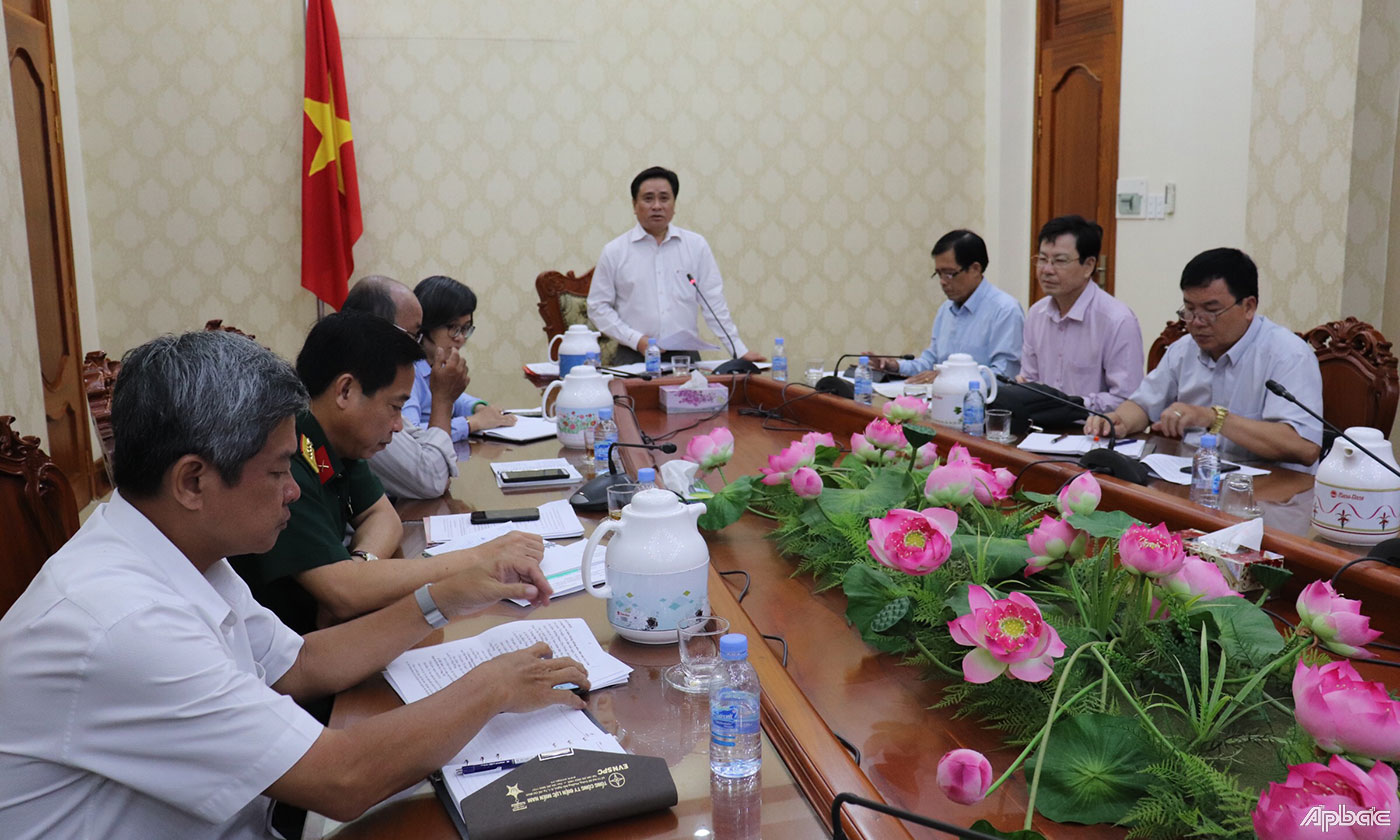 Phó Chủ tịch UBND tỉnh Trần Văn Dũng phát biểu chỉ đạo tại cuộc họp.
