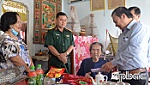 Đồng chí Nguyễn Ngọc Trầm thăm, tặng quà 5 Bà mẹ Việt Nam Anh hùng