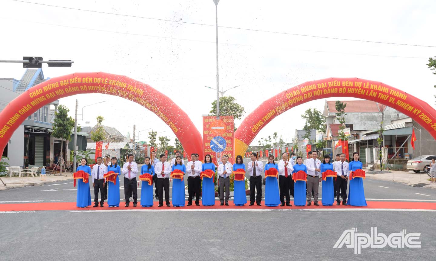Các đại biểu thực hiện nghi thức cắt băng khánh thành tuyến đường vào Trung tâm Văn hóa, Thể thao và Truyền thanh huyện Tân Phước.