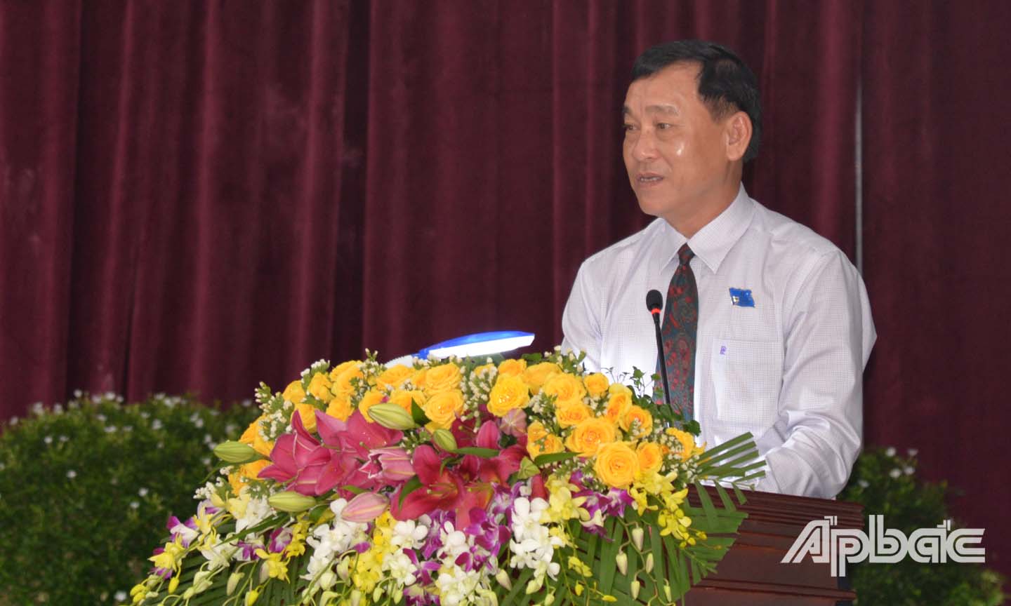 Đồng chí Nguyễn Văn Vĩnh phát biểu tại phiên trù bị của Đại hội.