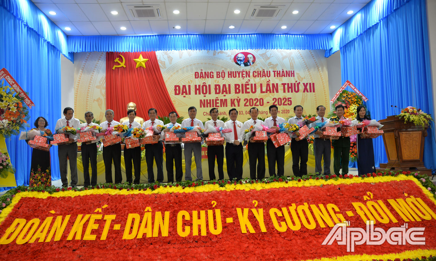 Đồng chí Trương Minh Tới trao tặng quà lưu niệm cho các đồng chí không tiếp tục tham gia cấp uỷ nhiệm kỳ 2020-2025