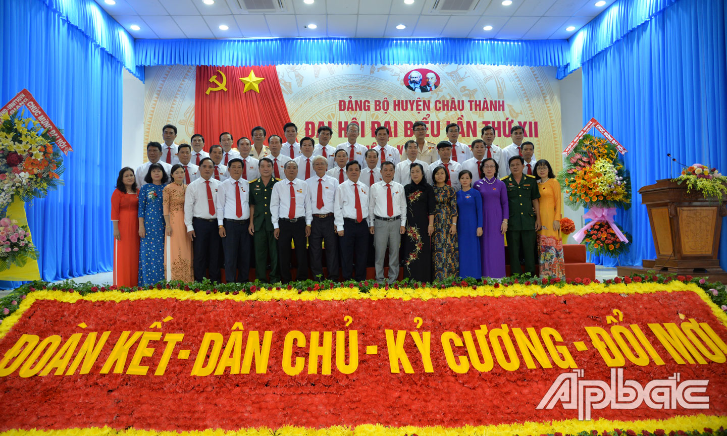 Ban Chấp hành Đảng bộ huyện Châu Thành khóa mới ra mắt Đại hội.