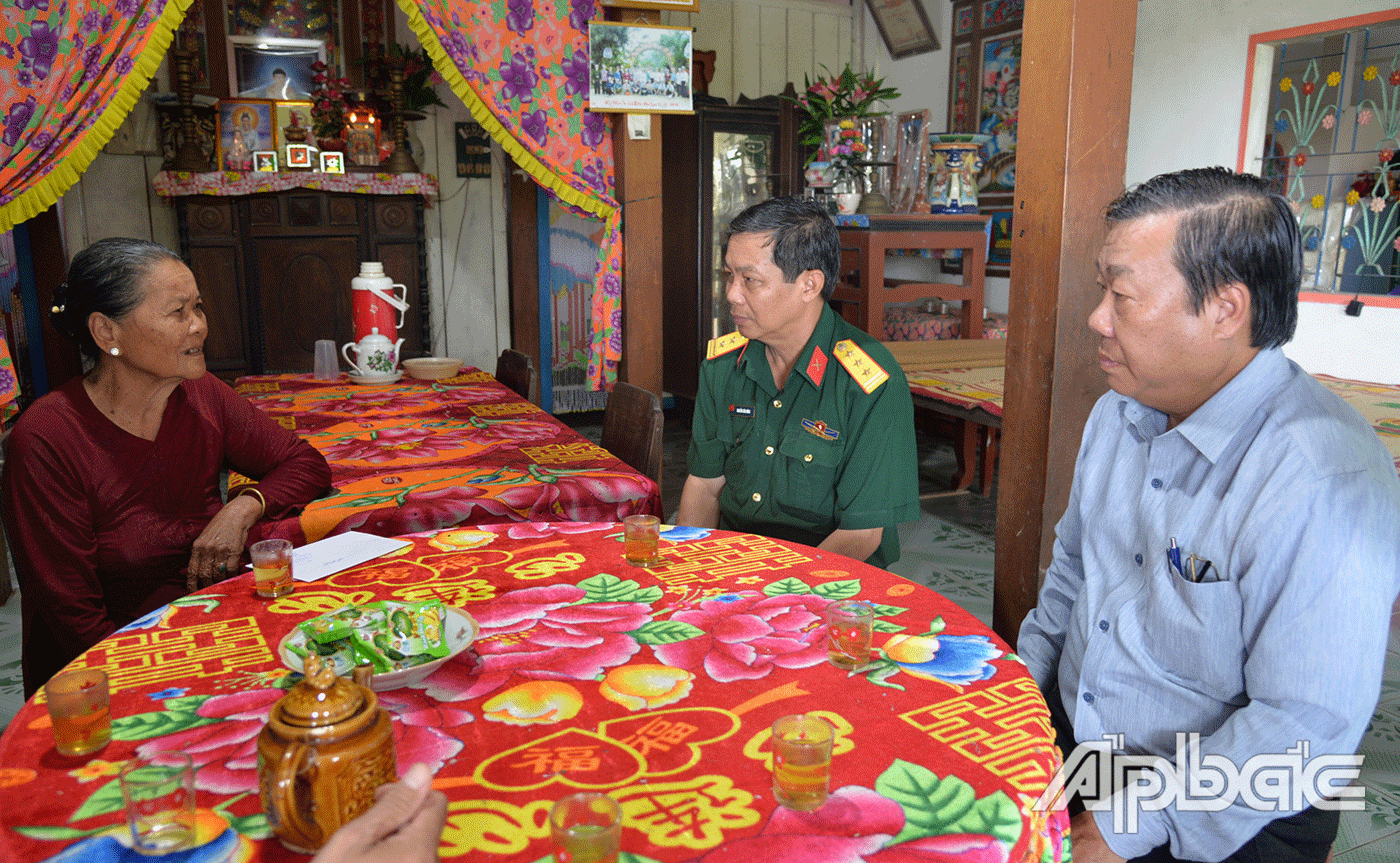 Đồng chí Nguyễn Ngọc Trầm thăm, tặng quà Mẹ Việt Nam Anh hùng Nguyễn Thị Bé, xã Qươn Long.