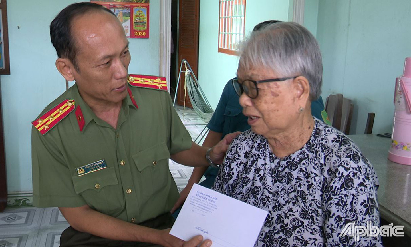 Đại tá Nguyễn Văn Nhựt thăm, tặng quà nhân kỷ niệm 80 năm Ngày truyền thống Lực lượng vũ trang tỉnh