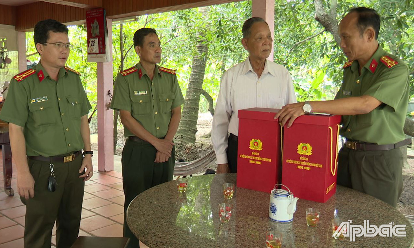 Đại tá Nguyễn Văn Nhựt thăm, tặng quà nhân nguyên lãnh đạo Công an tỉnh.
