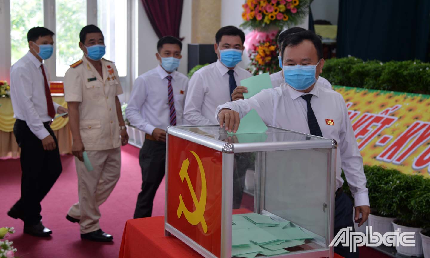 Các đại biểu bỏ phiếu bầu Ủy viên Ban Chấp hành Đảng bộ huyện Tân Phước khóa VI.