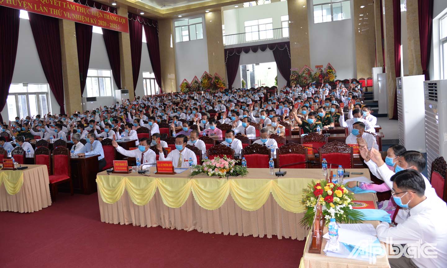 Các đại biểu biểu quyết thông qua danh sách các đại biểu ứng cử Ban Chấp hành Đảng bộ huyện Tân Phước khóa VI, nhiệm kỳ 2020 - 2025.