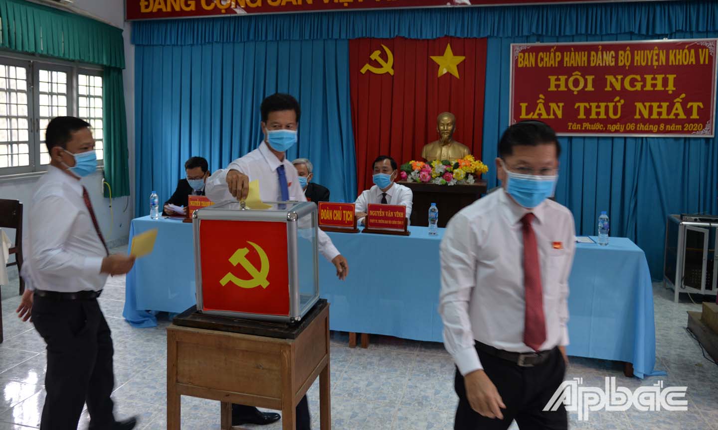 Các đại biểu bỏ phiếu bầu Ban Thường vụ Huyện ủy Tân Phước tại Hội nghị lần thứ Nhất Ban Chấp hành Đảng bộ huyện Tân Phước khóa VI.