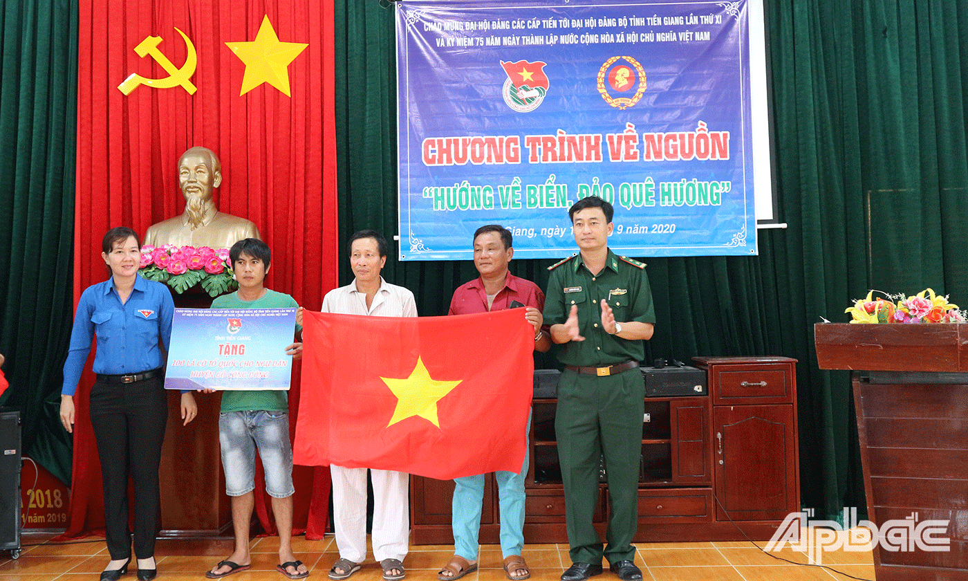 Lãnh đạo Tỉnh đoàn Tiền Giang cùng trao tặng 100 lá cờ Tổ quốc cho ngư dân