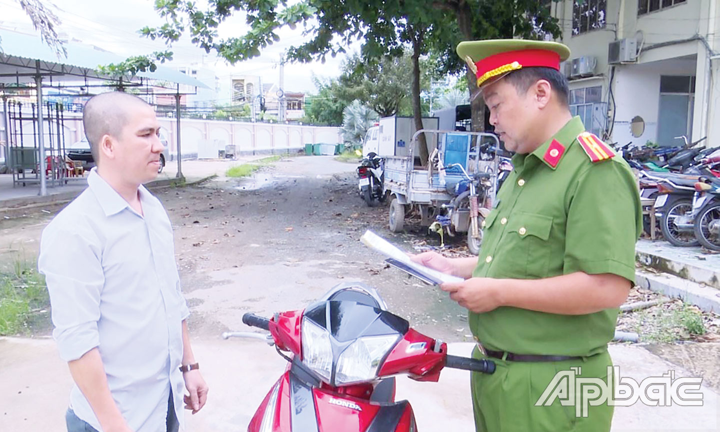 Công an TP. Mỹ Tho trao trả xe mô tô cho anh Nguyễn Hữu Phúc.
