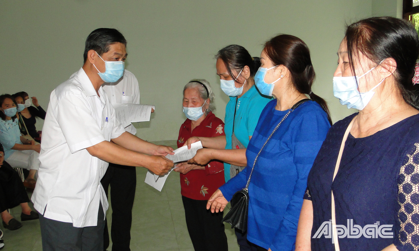 Đồng chí Nguyễn Hữu Diệp, Phó giám đốc Sở Y tế Tiền Giang trao chứng nhận hoàn thành cách ly y tế cho công dân