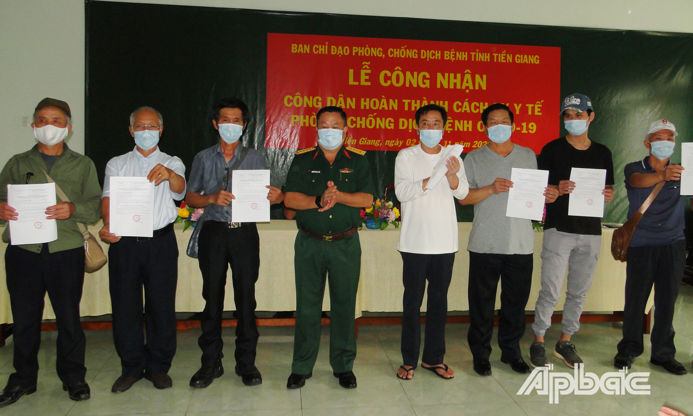 Đồng chí Nguyễn Văn Bé Bảy, Phó Chỉ huy trưởng Bộ chỉ huy quân sự tỉnh Tiền Giang trao chứng nhận hoàn thành cách ly y tế cho công dân