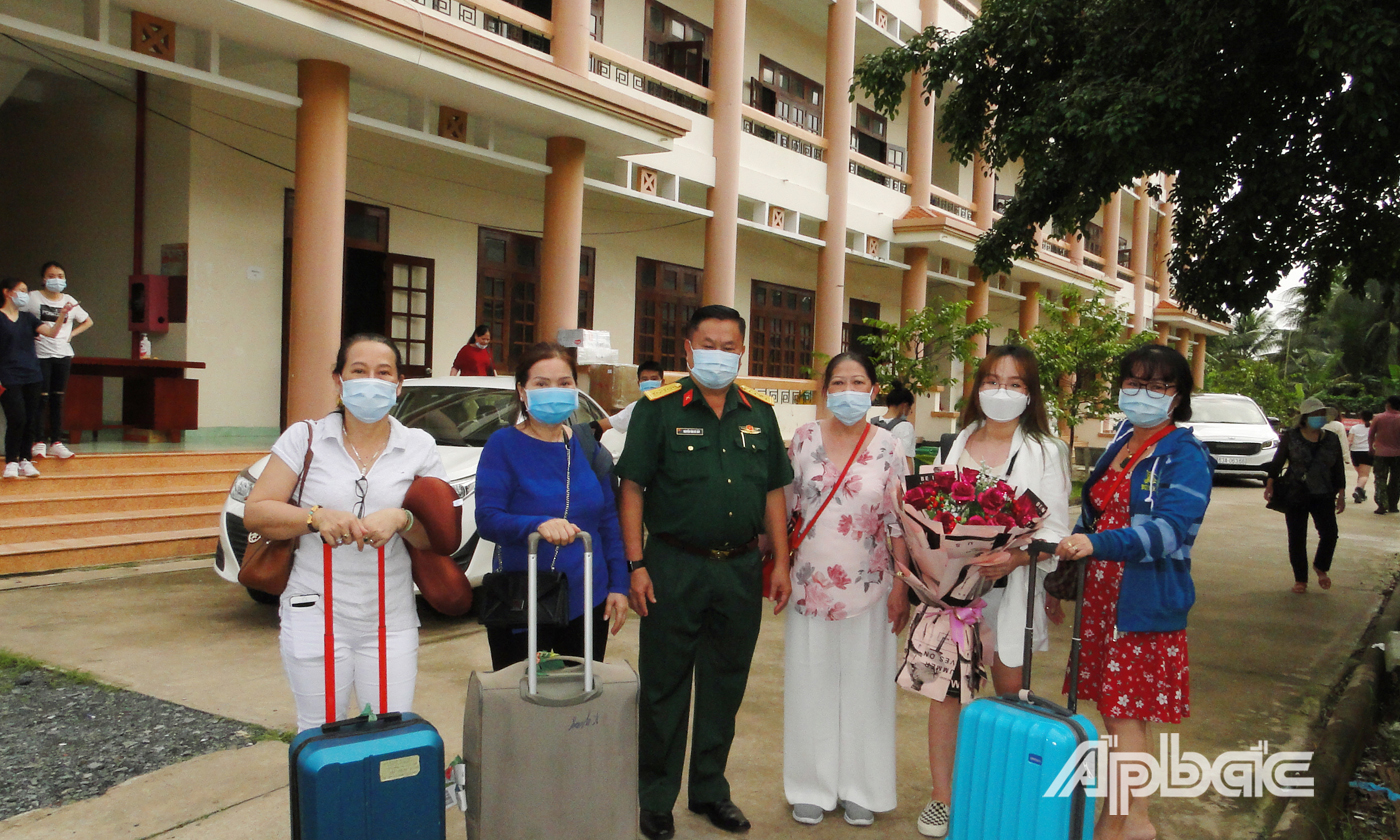 Công dân phấn khởi rời khu cách ly y tế tại Tiền Giang