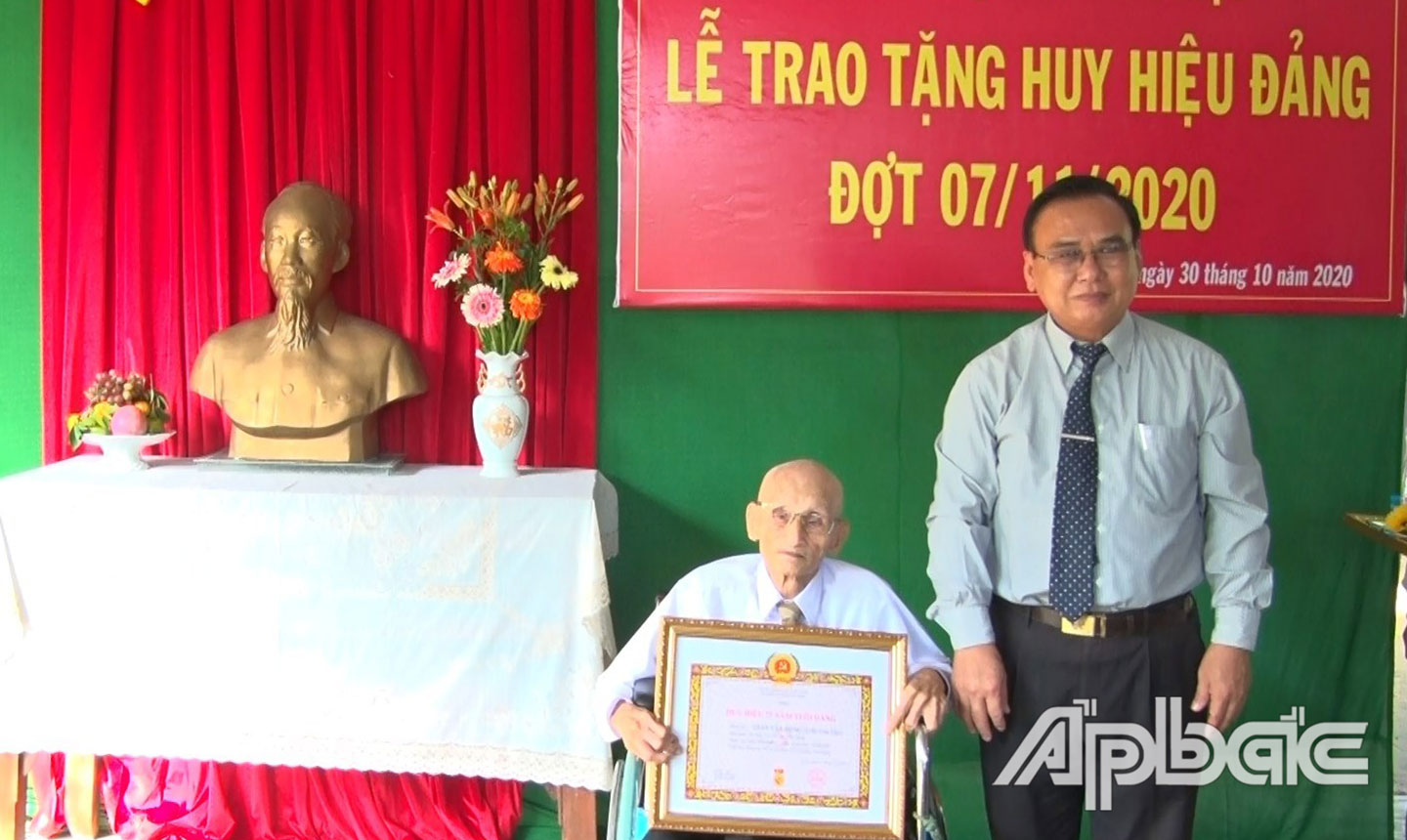 Đồng chí Võ Văn Bình trao Huy hiệu 75 năm tuổi Đảng cho đồng chí Trần Văn Hồng.