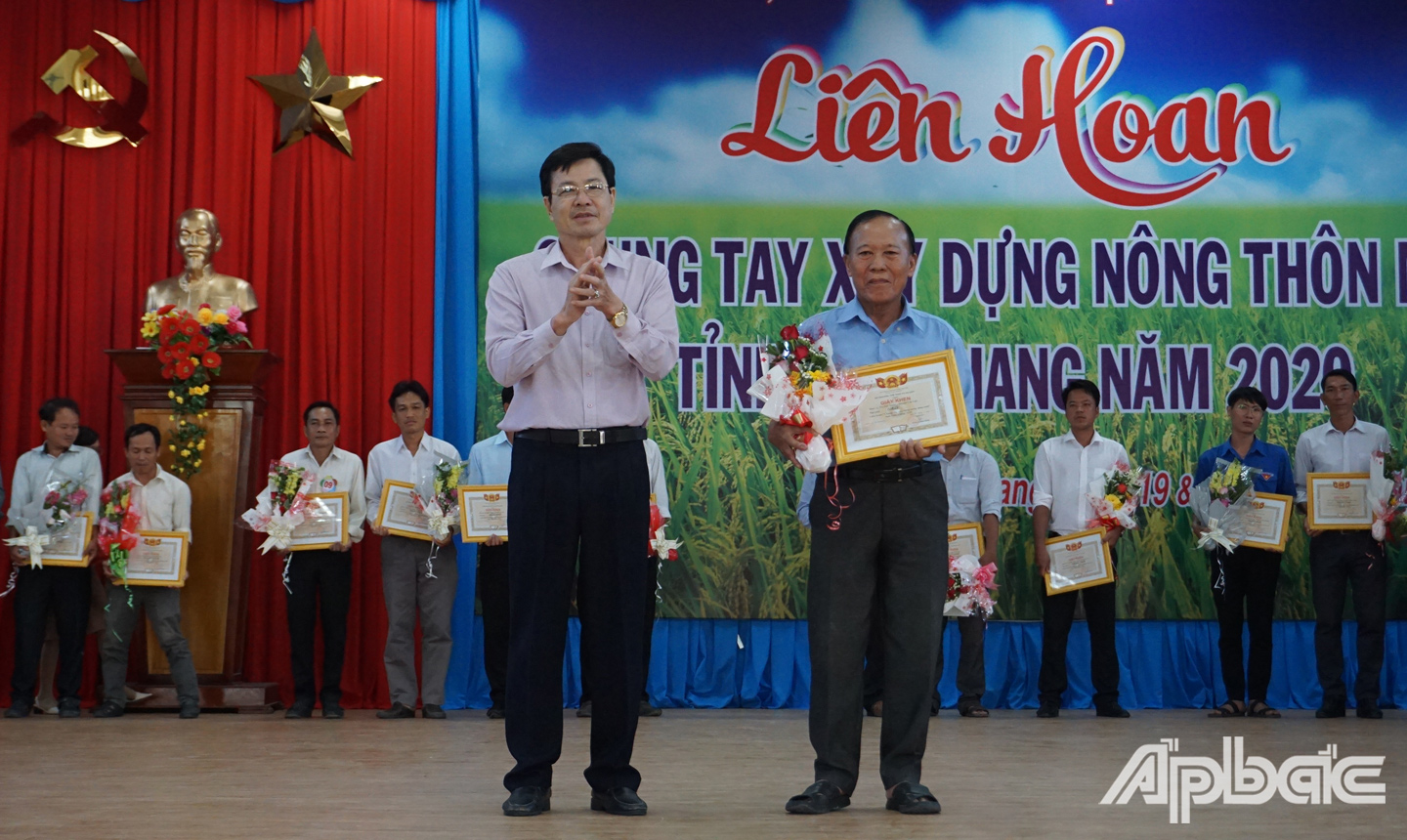 Ban Tổ chức trao giải Nhất cho xã Hội Xuân