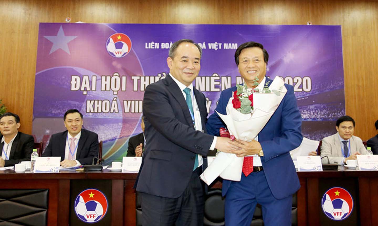 Chủ tịch LĐBĐVN Lê Khánh Hải tặng hoa chúc mừng ông Lê Văn Thành – Tân Phó chủ tịch phụ trách tài chính và vận động tài trợ.