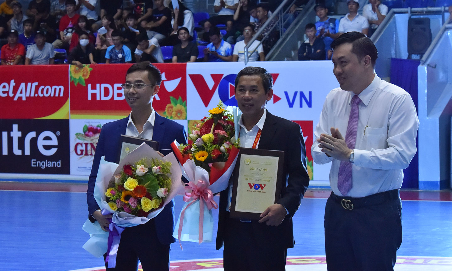 Ông Cao Văn Chóng – Phó chủ tịch LĐBĐVN đại diện LĐBĐVN tặng hoa chúc mừng và Kỷ niệm chương cho đại diện BTC giải, đại diện Nhà tài trợ kim cương HDBank.