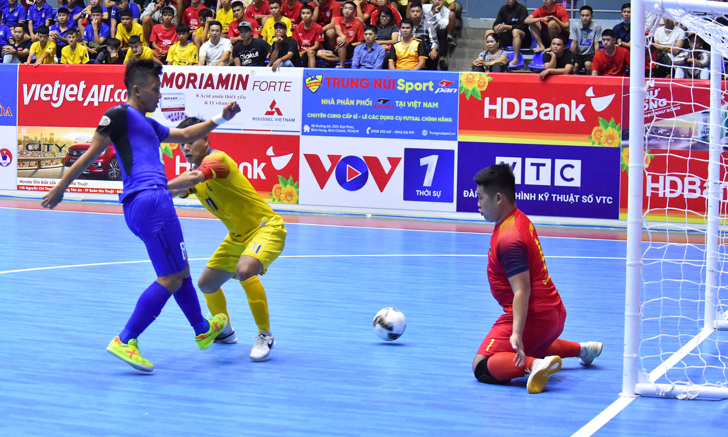 Phải đến những phút cuối cùng Thái Sơn Nam (xanh) mới có thể vượt qua được Quảng Nam để giành vé vào chơi trận chung kết.