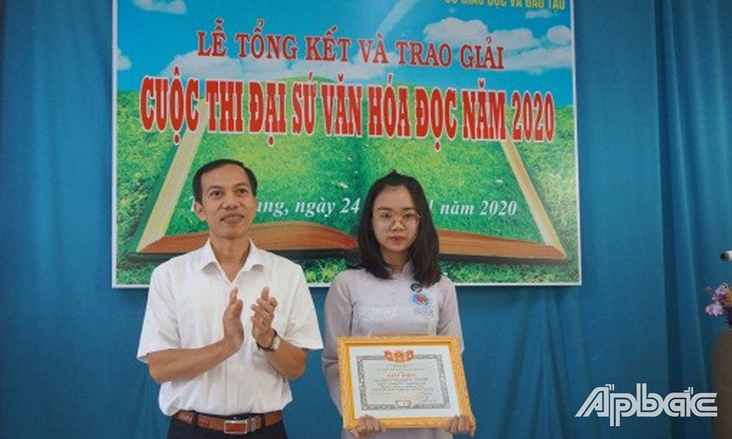 Ông Võ Nam Phước, Giám đốc Thư viện tỉnh trao Giấy khen cho thí sinh đoạt giải.