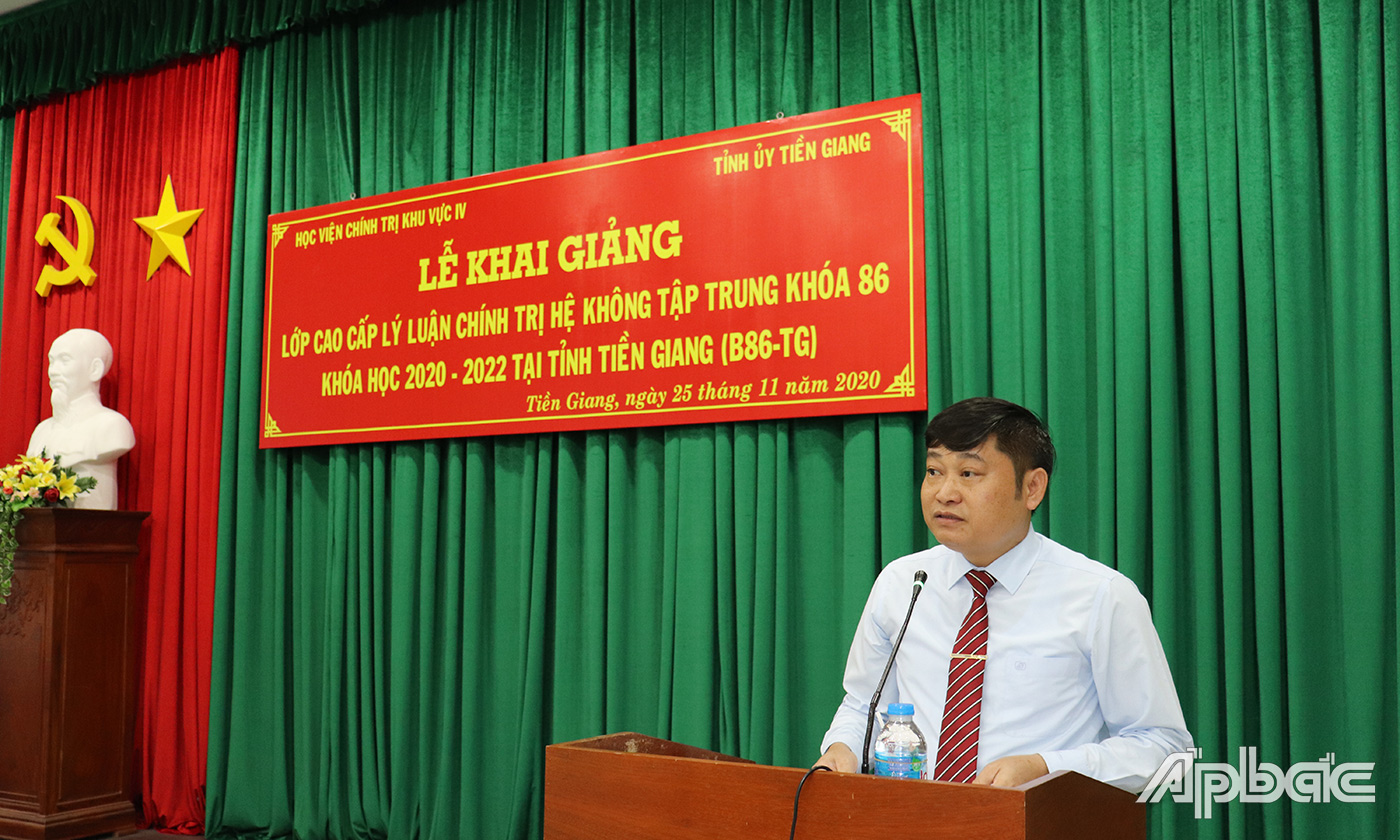Tiến sĩ Đinh Văn Thụy phát biểu khai giảng lớp học.