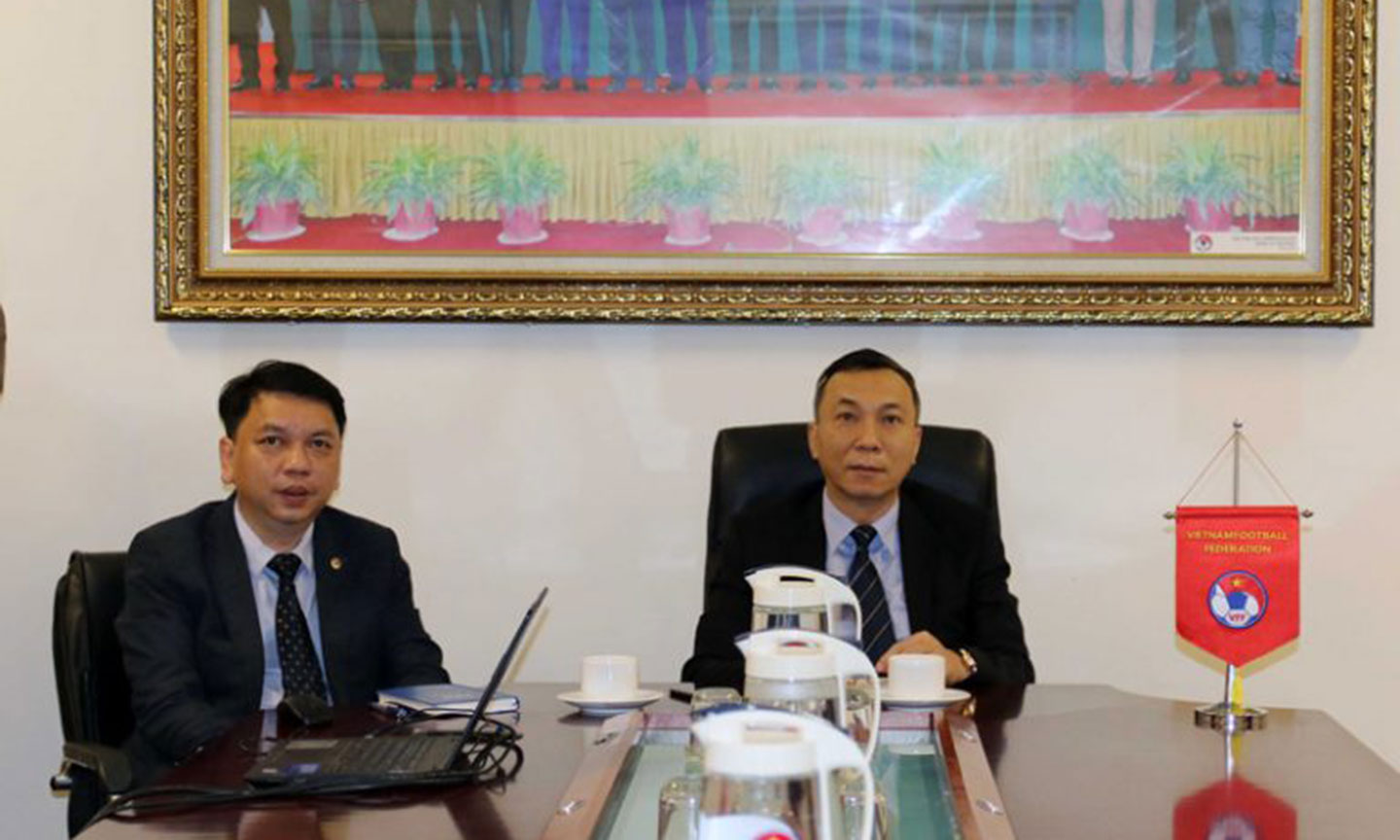 Phó chủ tịch thường trực LĐBĐVN Trần Quốc Tuấn (bên phải) và Tổng thư ký LĐBĐVN Lê Hoài Anh (bên trái) tham dự Đại hội thường niên AFF lần thứ 27, tổ chức trực tuyến do ảnh hưởng của dịch COVID-19.